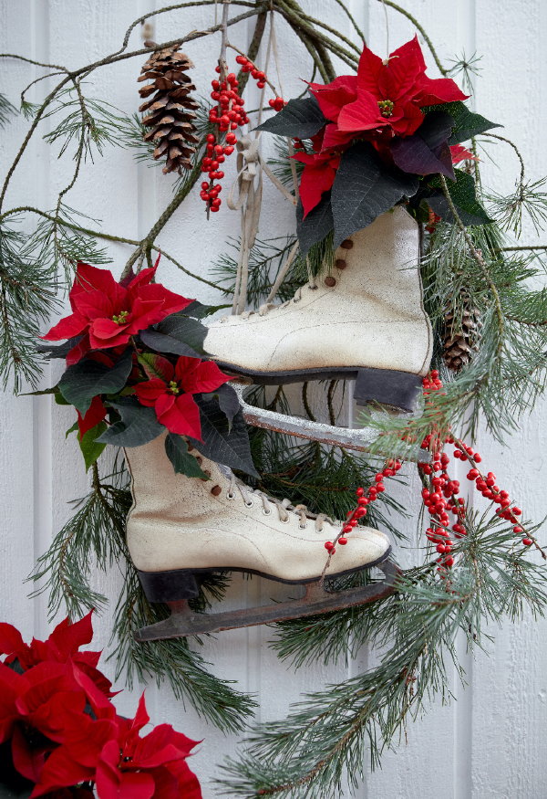 10 Kerst ideeën met kerststerren: Schaatsen kerststuk met kerststerren planten (Foto Stars for Europe  op DroomHome.nl)