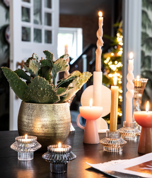 Kersttrends 2021 Intratuin – Intratuin kerstaccessoires: kandelaars, vazen en kaarsen als Intratuin kerstdecoratie (Foto Intratuin  op DroomHome.nl)