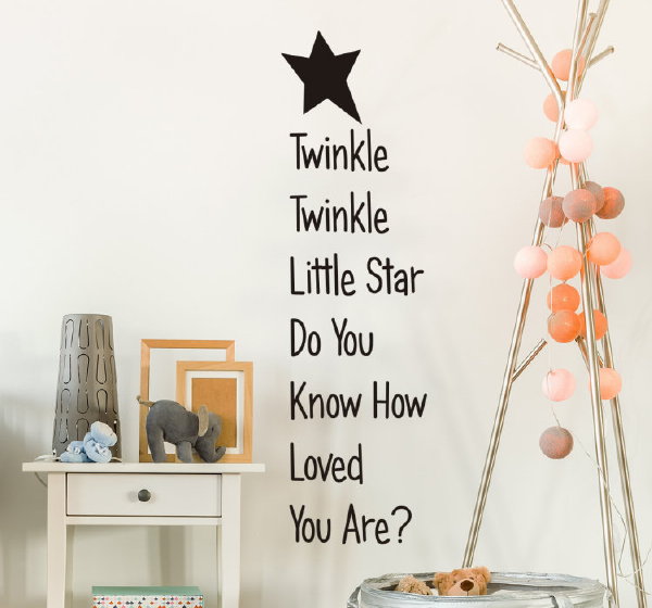 Kinderkamer ideeën tips: Muurtekst sticker Twinkle Twinkle met bolletjes lichtsnoer (Foto  op DroomHome.nl) 