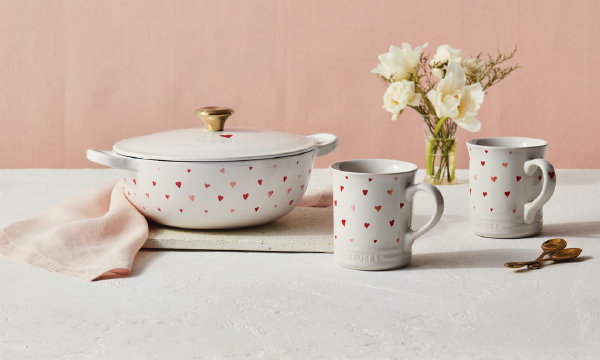 Le Creuset hartjespan – nieuwe Le Creuset Heart Collectie – witte Le Creuset braadpan en witte mokken met rode hartjes  (Foto Le Creuset  op DroomHome.nl)