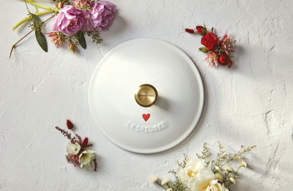 Le Creuset hartjespan – nieuwe Le Creuset Heart Collectie – witte Le Creuset braadpan (Foto Le Creuset  op DroomHome.nl)