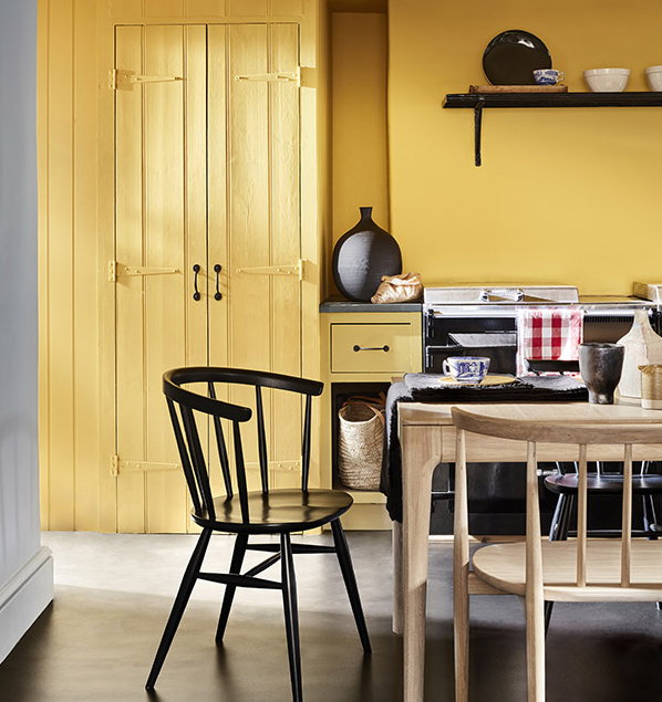 Little Greene verf geel Giallo & Bone China Blue in de keuken (Foto Little Greene paint  op DroomHome.nl)