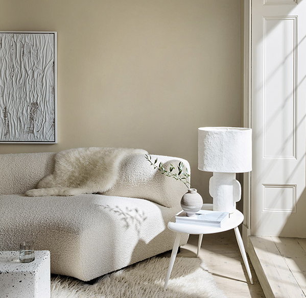 Little Greene verf wit tinten Silent White in de woonkamer (Foto Little Greene paint  op DroomHome.nl)