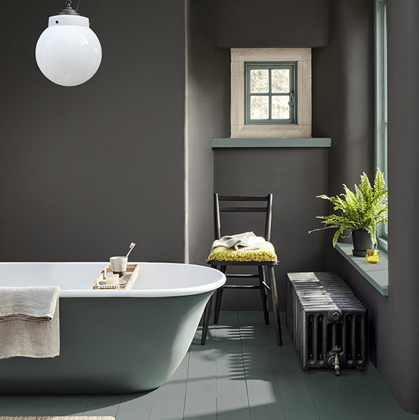 Little Greene verf grijs Vulcan & Livid in de badkamer (Foto Little Greene paint  op DroomHome.nl)