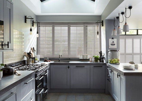 Luxaflex shutters raam kunststof keuken (Foto Luxaflex  op DroomHome.nl)