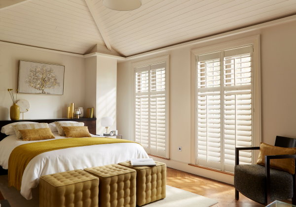 Luxaflex shutters raam wit in de slaapkamer (Foto Luxaflex  op DroomHome.nl)