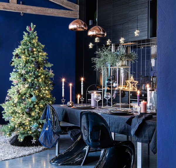 Kersttrends 2021 Intratuin – Magische Intratuin kerstboom en gedekte kersttafel met kandelaars, kerstverlichting en Intratuin kerstballen (Foto Intratuin  op DroomHome.nl)