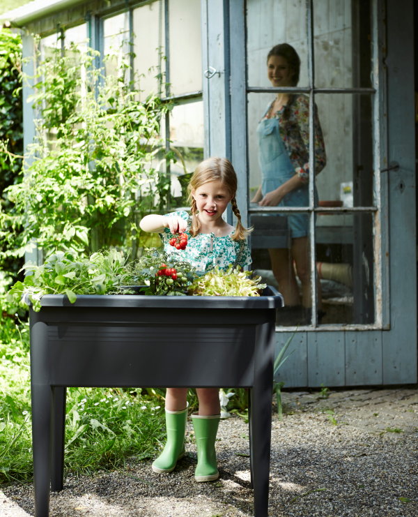 Moestuinieren met Elho kweekbak en kweekkap op balkon, terras en tuin. (Foto Elho  op DroomHome.nl)