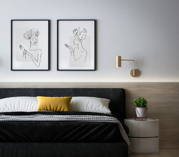 Twee bij elkaar passende posters op de wand in de slaapkamer (Foto Kam Idris, Unsplash.com  op DroomHome.nl)