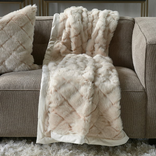 Rivièra Maison The Classic Club collectie winter 2020-2021 - Rivièra Maison kussen en Rivièra Maison plaid Diamond Stitch Faux Fur throw (Foto Rivièra Maison  op DroomHome.nl)