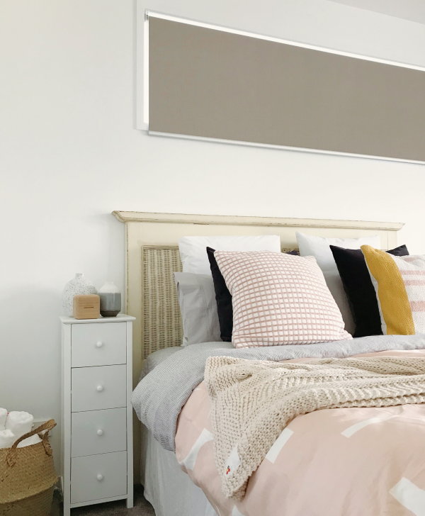 Taupe rolgordijn in de slaapkamer (Polly Alexandra, Unsplash.com  op DroomHome.nl)