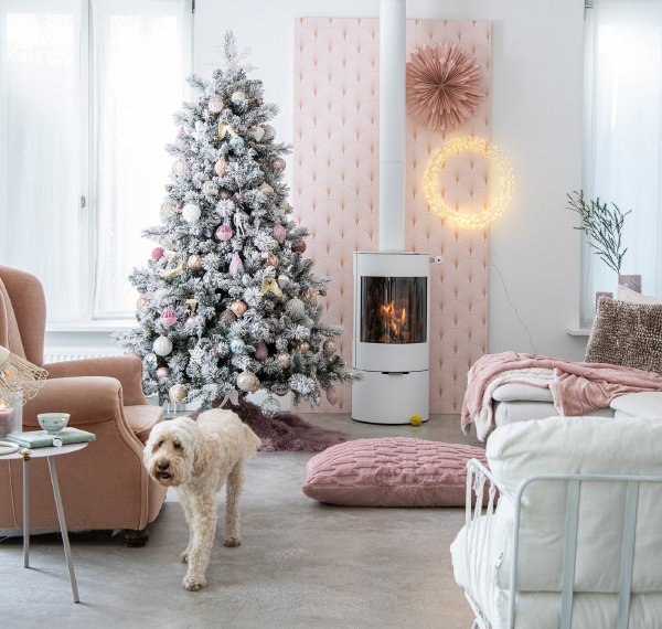 Kersttrends 2021 Intratuin – Intratuin kerstboom met roze, wit, zilver en gouden Intratuin kerstballen (Foto Intratuin  op DroomHome.nl)