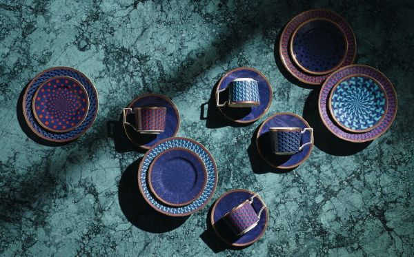 Wedgwood servies Byzance saffier blauw goud servies (Foto Wedgwood  op DroomHome.nl)