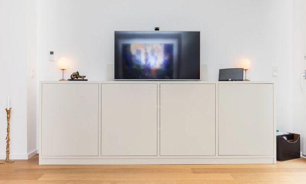 TV lift in je woonkamer, keuken of slaapkamer (Foto Pickawood, Unsplash.com  op DroomHome.nl)