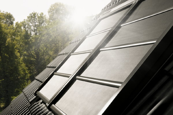 Integra elektrische Velux buitenzonwering verduisterend en warmtewering (Foto Velux op DroomHome.nl)