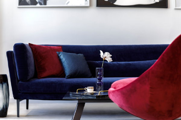 Comfortabele blauwe velvet bank en rode velvet fauteuil (Foto Followtheflow, 123rf  op DroomHome.nl)