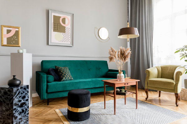 Velvet poef zwart, groene velvet bank en fauteuil (Foto 123rf  op DroomHome.nl)