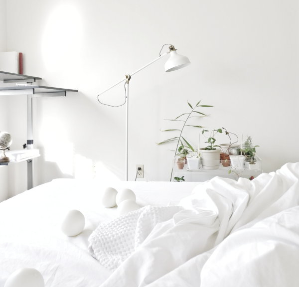 Besparen met verlichting – slaapkamer lamp (Foto Unsplash.com, Spencer  op DroomHome.nl)