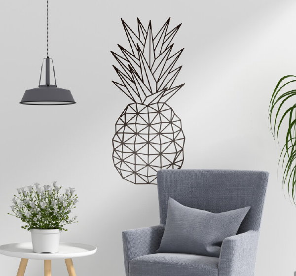 Woonkamer ideeën tips: Muursticker met geometrische ananas (Foto  op DroomHome.nl) 