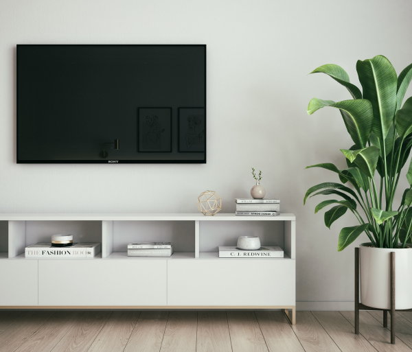 Woonkamer ruimte besparen met een tv muurbeugel (Foto Kam Idris, Unsplash.com  op DroomHome.nl)