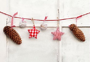 Kerst Knutselen Kerst Trend: Natuurlijke Kerst Slinger Maken met Dennenappels & Stofjes - Meer Kerst ... (Foto 123rf)