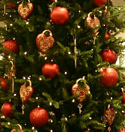 Kerstboom Kopen Tips - Kerstboom Optuigen met Rood & Goud Kerstversiering - Meer kerst ...(Foto Marlies Dekkers Kerstdecoratie Bijenkorf Kerstcollectie  op DroomHome.nl)