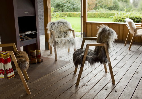 Meubel Trends - 'Flock of Chairs' Houten Stoelen met Schapenvacht, Ontwerp Melle Koot - Meer Meubels ... (Foto Flock of Chairs Stoelen Melle Koot  op DroomHome.nl)