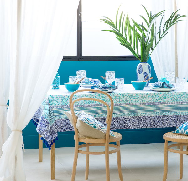 Zara Home Tafelaccessoires – Tafel Dekken met Zara Home Keukentextiel en Servies – Côte d’Azur Tafelkleed, Servetten en Kussen Servies in Wit en Blauw Kleur. (Foto Zara Home  op DroomHome.nl)