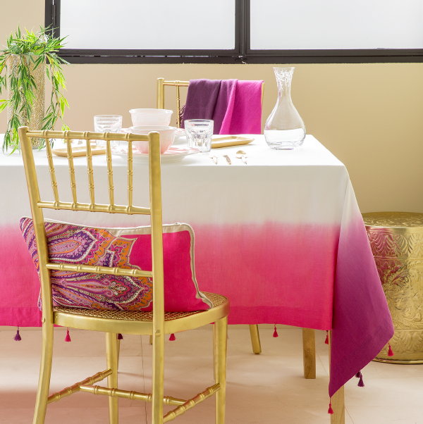 Zara Home Tafelaccessoires – Tafel Dekken met Zara Home Keukentextiel en Servies – Dip & Dye Tafelkleed, Servetten en Kussen Servies in Wit en Roze Kleur. (Foto Zara Home  op DroomHome.nl)