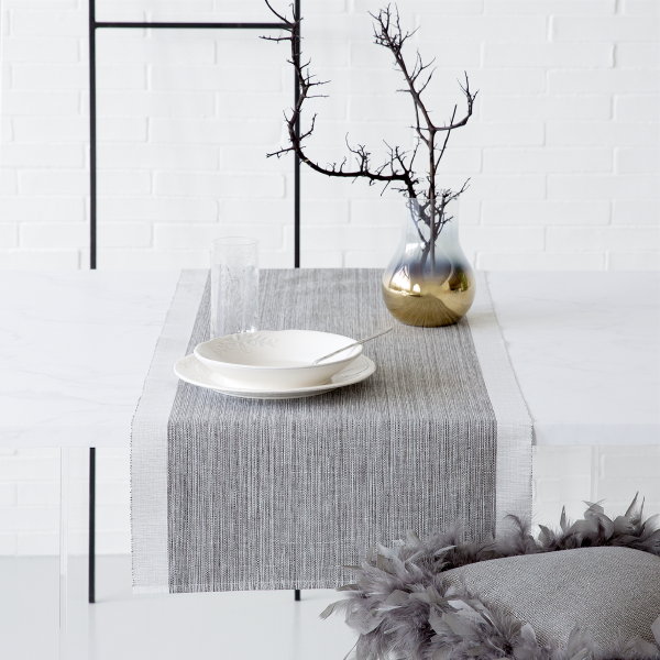 Zara Home Tafelaccessoires – Tafel Dekken met Zara Home Keukentextiel en Servies – Moderne Tafelloper, Kussen en Servies en Vaas in Wit en Grijs Kleur. (Foto Zara Home  op DroomHome.nl)