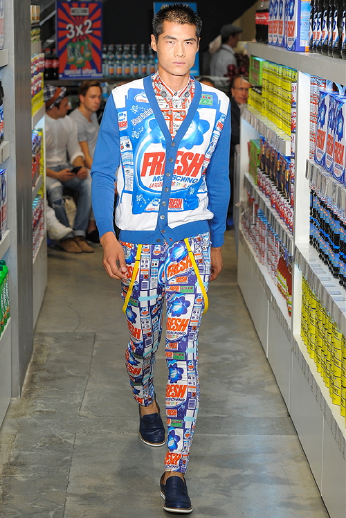 Andy Warhol Brillo Poef - Pop Art Icoon Wordt Design Meubel! - MEER Mode ... (Foto Fashion Show Moschino Spring 2013, GoRunway via Style.com  op DroomHome.nl)