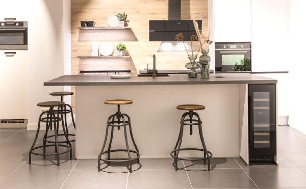 Moderne witte keuken met eiland (Foto: I-KOOK Keukens  op DroomHome.nl)