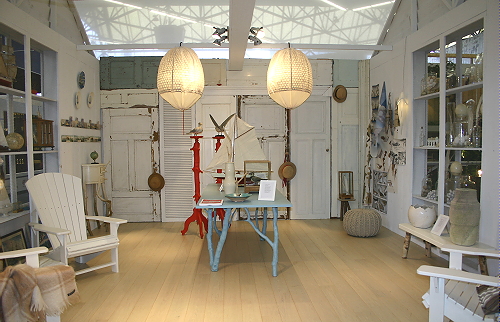 Woonblad Seasons Strandjutter Huis - Licht Interieur met Woonaccessoires Vondsten - Houten Strandhuis in Wit en Verschraalde Kleuren - LEES MEER.. (Foto Seasons Interieur, Woonbeurs Amsterdam door DroomHome.nl)