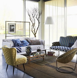 Trendy Interieur Stoffen! Batik Ikat Stoffen, Vilt, Wil, Duurzaam & Eco Kleed, Borduursels, Retro en Jaren 70 Design Stoffen & Textiel op Kussens, Poefs en Vloerkleden LEES MEER...(Foto Woontrend Eurasia, Perscentrum Wonen  op DroomHome .nl)