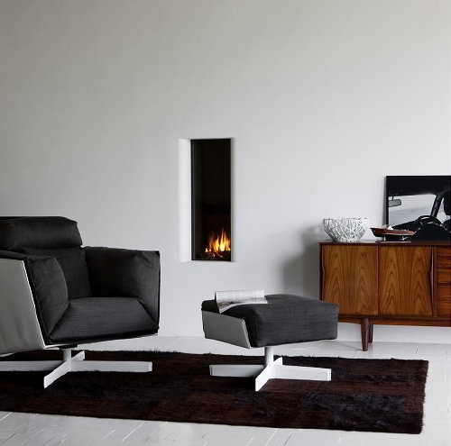 Design Piet Boon Haarden B-Fire i.s.m. met Tulp – Stijlvolle Piet Boon Haard gecombineerd met Piet Boon fauteuil Heit & Hocker LEES MEER… (Foto Tulp Firemakers & Piet Boon Haard B-Fire  op DroomHome.nl)