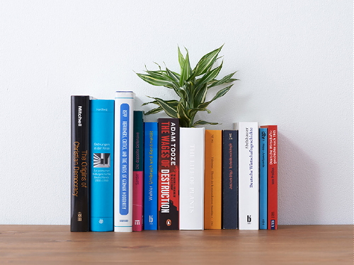 Bloempot Trends: BOOK, Design Yoy - Planten Boek op Boekenplank! - MEER Woonplanten ... (Foto BOOK Bloempot, Ontwerp Yoy  op DroomHome.nl)