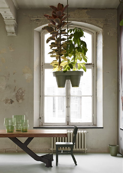 Planten & Interieur: Bucketlight, Design Roderick Vos - De planten lamp Bucket Light maakt het Interieur van de Werkruimte een stukje Groener! Dit bijzondere Verlichting Ontwerp van Vos zorgt voor extra Zuurstof in het Pand. - Meer Go Green! ... (Foto Roderick Vos, Milaan,  Perscentrum Wonen  op DroomHome.nl) 