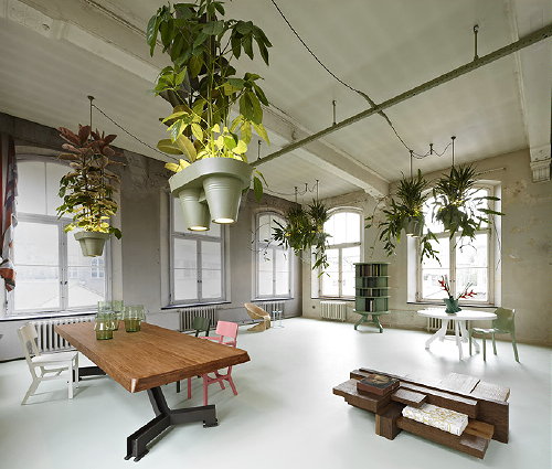 Planten & Interieur: Bucketlight, Design Roderick Vos - De planten lamp Bucket Light maakt het Interieur van de Werkruimte een stukje Groener! Dit bijzondere Verlichting Ontwerp van Vos zorgt voor extra Zuurstof in het Pand. - Meer Interieur & Planten ... (Foto Roderick Vos, Milaan,  Perscentrum Wonen  op DroomHome.nl) 