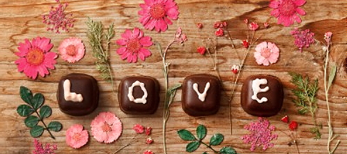 Valentijnsdag 2018 - Valentijnsdag Cadeau Tips & Ideeen: Romantische Dagje Uit, Valentijnskaarten, Heerlijke Valentijn Chocolade Online Bestellen & Verzenden - Originele Valentijncadeau's voor Hem en Haar LEES MEER... (Foto Valentijn Bonbons 123rf.com  op DroomHome.nl)