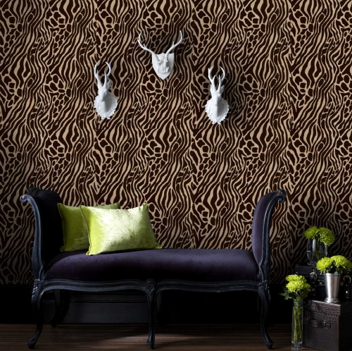 Behang Trends: Dierenprint Behang Easy Tiger van Graham & Brown in Bruin/Goud Kleur, Flock Behang Design Julien MacDonald - MEER Behang ... (Foto Graham & Brown  op DroomHome.nl)