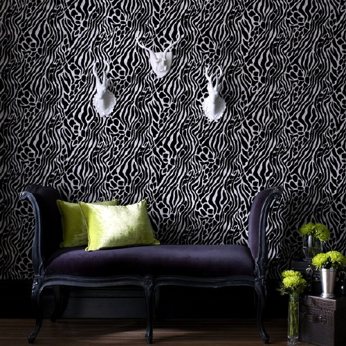 Behang Trends: Dierenprint Behang Easy Tiger van Graham & Brown in Zwart/Zilver Kleur, Flock Behang Design Julien MacDonald - MEER Behang ... (Foto Graham & Brown  op DroomHome.nl)