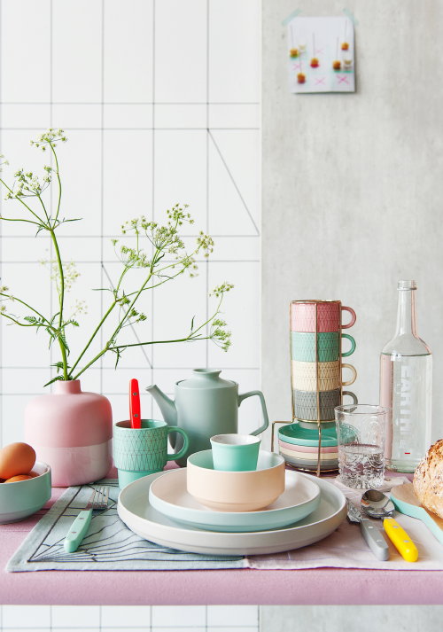 Kleur & Interieur Woontrend 2014: Present Time Pastel Woonideeen! Vrolijke PT woonaccessoires in zachte Pastel Kleuren & Geometrische Patronen – PT Servies, Placemats, Bestek, Vazen in Pastel Grijs, Geel, Roze en Smaragd Groen – MEER Kleur & Interieur… (Foto Present Time, PT  op DroomHome.nl)