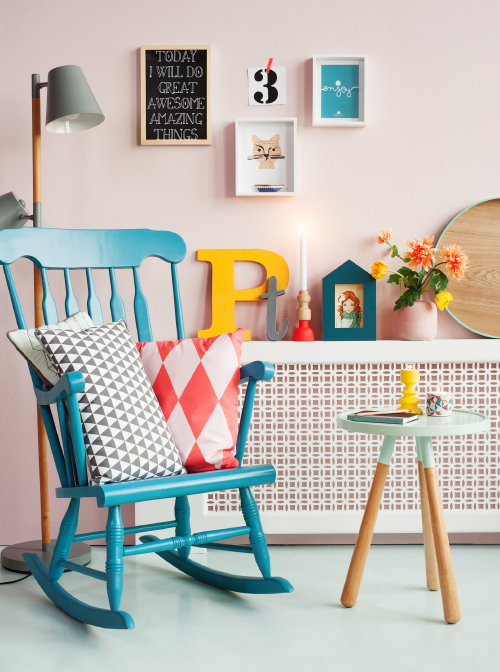 Kleur & Interieur Woontrend 2014: Present Time Pastel Woonideeen! Vrolijke PT woonaccessoires in zachte Pastel Kleuren & Geometrische Patronen – PT Kussens in Pastel Kleuren met Aztec Motieven, Schommelstoel, PT Fotolijsten, Lamp & Kruk in Licht Blauw, Grijs en Roze – LEES MEER …  (Foto Present Time, PT  op DroomHome.nl)