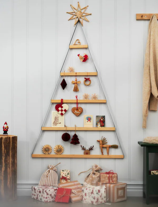 IKEA kerstcollectie 2023 – IKEA alternatieve kerstboom op de muur (Foto: IKEA  op DroomHome.nl)