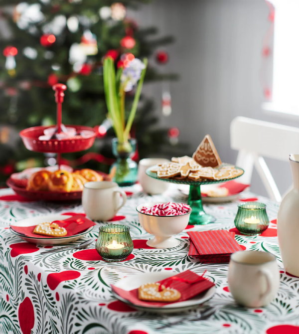 IKEA kerstcollectie 2023 – IKEA kersttafel accessoires en decoratie: van kerst tafellaken en servies (Foto: IKEA  op DroomHome.nl)