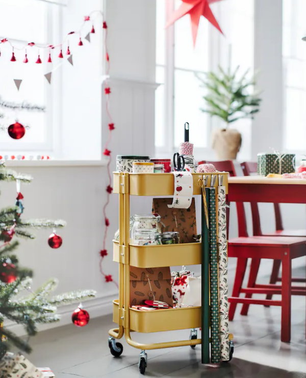 IKEA kerstcollectie 2023 – IKEA trolley Raskog met kerstpapier, linten en labels (Foto: IKEA  op DroomHome.nl)