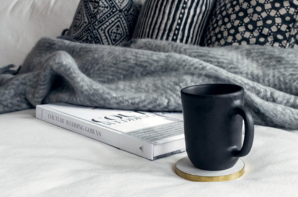 Winter interieur musthaves voor je huis: mooi en comfortabel beddengoed in de slaapkamer (Foto: Isabelle Taylor, Pexels op DroomHome.nl)