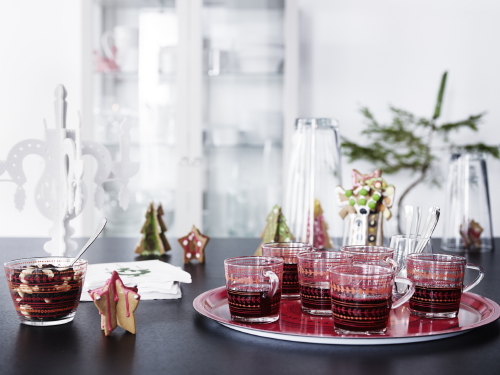 Kerst 2014: Kinderen Kerst Koken met Ikea - Kinderen Bakken & Koken voor Kerst met Ikea Kerst Tips! - Ikea Kerstservies Vinterfint met Kerstdecoratie in Rood op Glazen Bekers & Mokken - MEER Kerst... (Foto Ikea Christmas Cooking 2014  op DroomHome.nl)