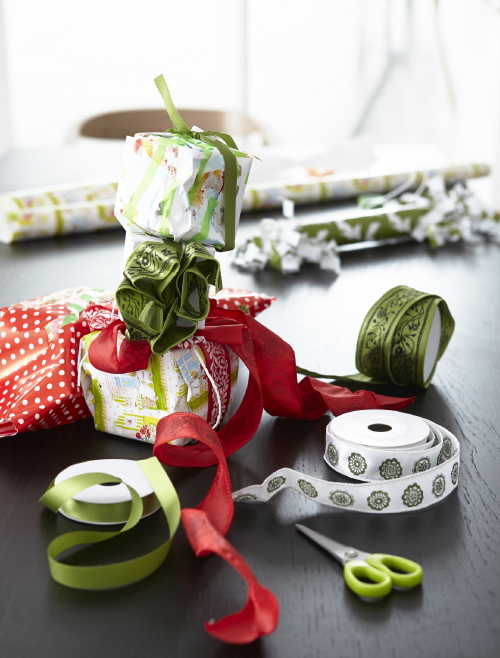 Kerst 2014: Kinderen Kerst Koken met Ikea - Kinderen Kerstcadeau's Inpakken met Ikea Inpakpapier, Notenkraker Kerstpapier en Linten in Wit, Rood en Groen - MEER Kerstcadeau's... (Foto Ikea Christmas Cooking 2014  op DroomHome.nl)