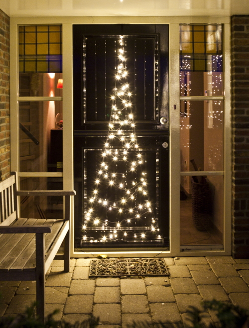 Kerstverlichting Buiten - Fairybell Buitenverlichting voor aan de Deur in de Vorm van een Kerstboom met Led Lampjes - MEER Kerstboomverlichting... (Foto Fairybell Verlichting  op DroomHome.nl)